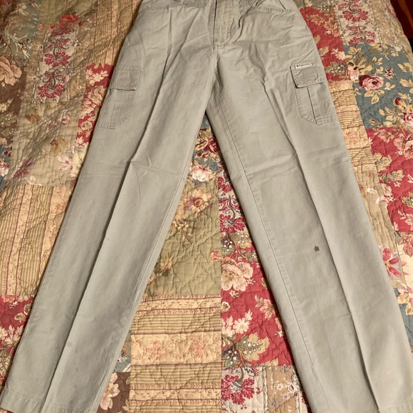 Women’s Columbia Sportswear pants size 4 with 6 pockets with 2 small stains - Picture 2 of 3